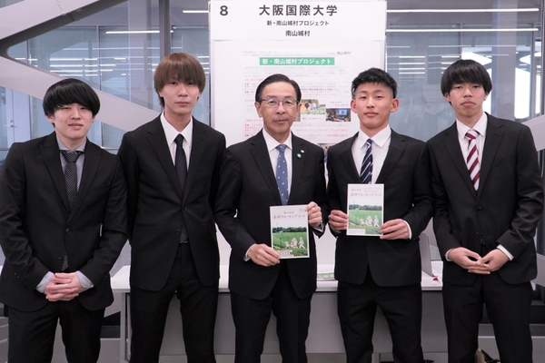 中央:西脇京都府知事