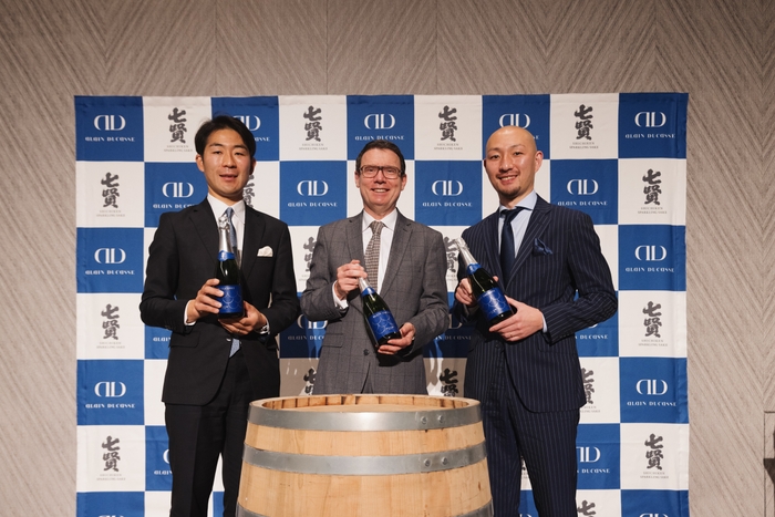 左から 山梨銘醸 代表取締役 北原対馬、デュカス・パリ 日本代表CEO ジャン=フィリップ ザーム氏、山梨銘醸 醸造責任者 北原亮庫
