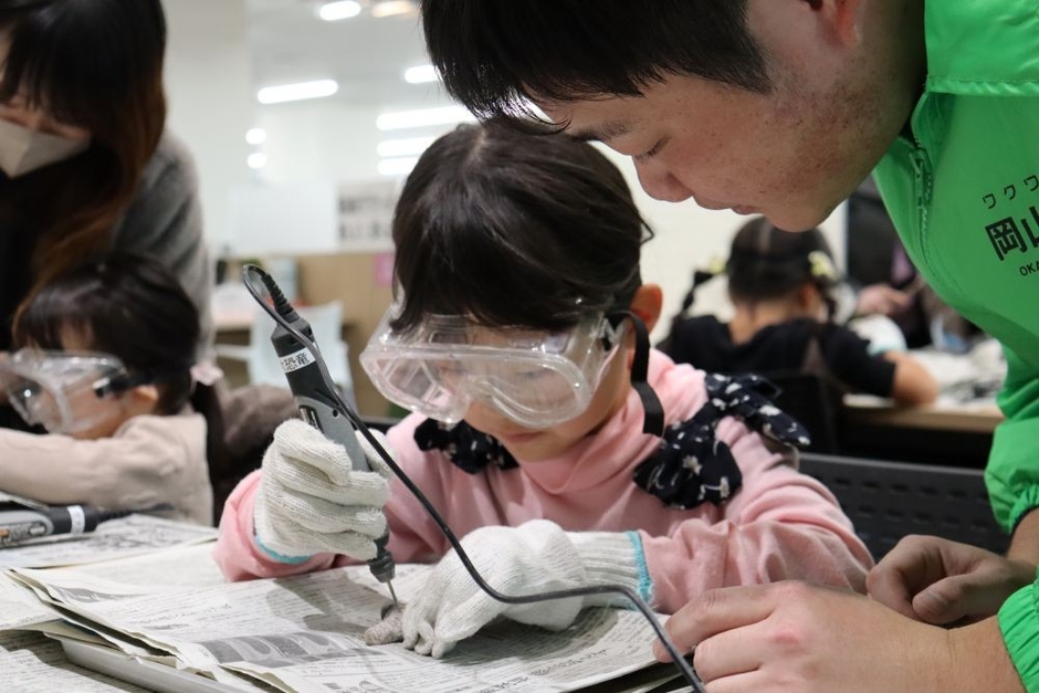 学生の指導を受けながら慎重に削り出します