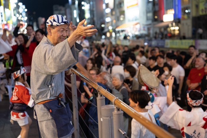 道頓堀の多くの人が屋台村祭に集まりました