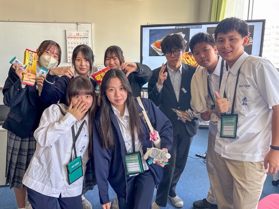 大阪信愛学院中学校と台湾光仁中学校の生徒による記念撮影