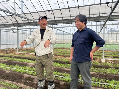 園主の川崎貴彦さん(左)