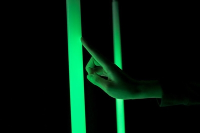 Attract fluorescence - 触れると光る蛍光灯と蛍光のしくみ - 美田翼(芸術学部インタラクティブメディア学科助手)