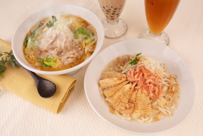 (左)『酸菜白肉麺（サンサイパイローメン）』900円　、(右)『桜海老と筍のまぜ麺』850円