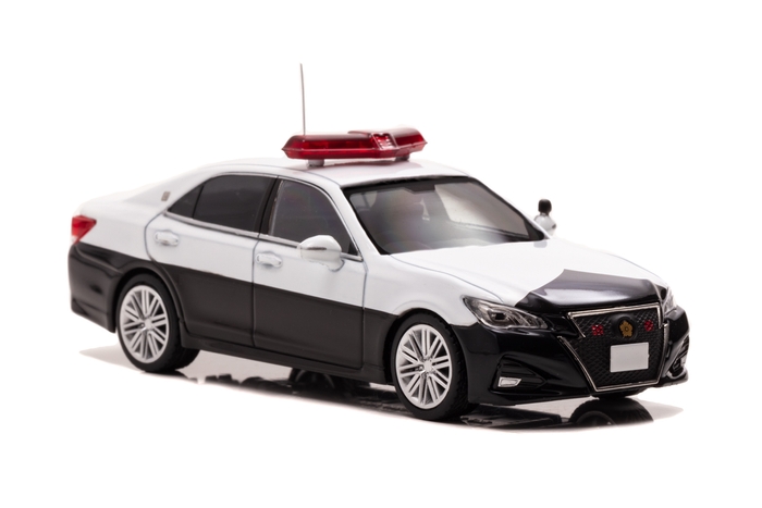 1/43 トヨタ クラウン アスリート (GRS214) 警察パトロール車両:右前