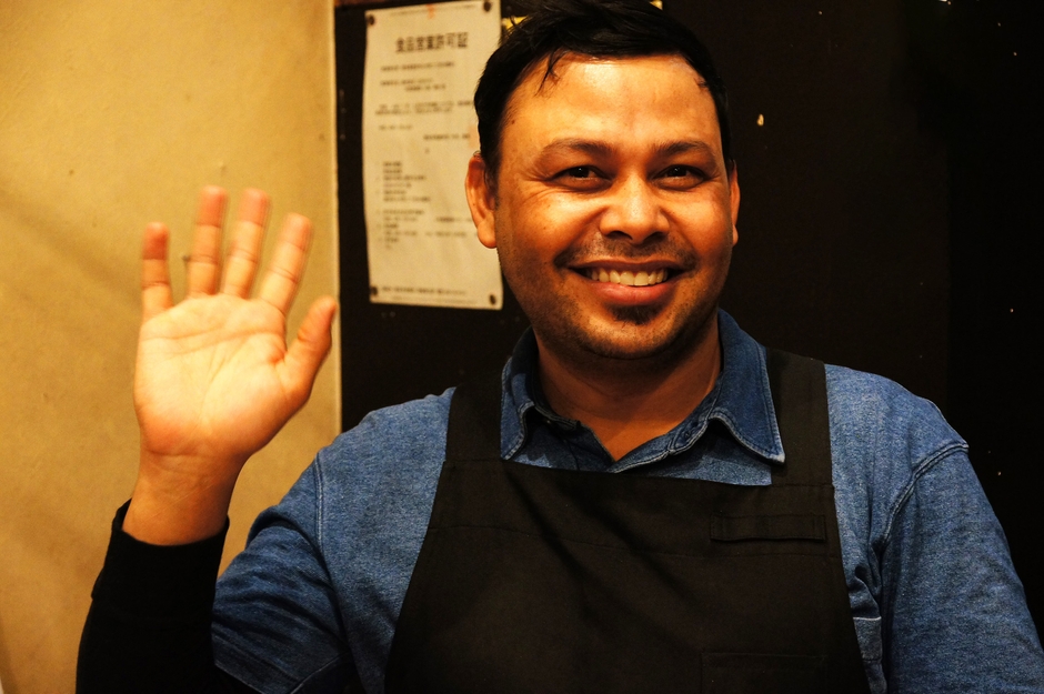 「故郷の味、美味しいですヨ!」(ネパール人スタッフ)