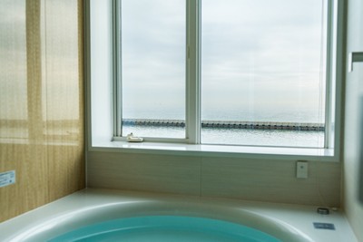 「villa ocean kamaguchi」のオーシャンビューバスルーム
