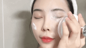 肌の表面に沿って洗顔します。