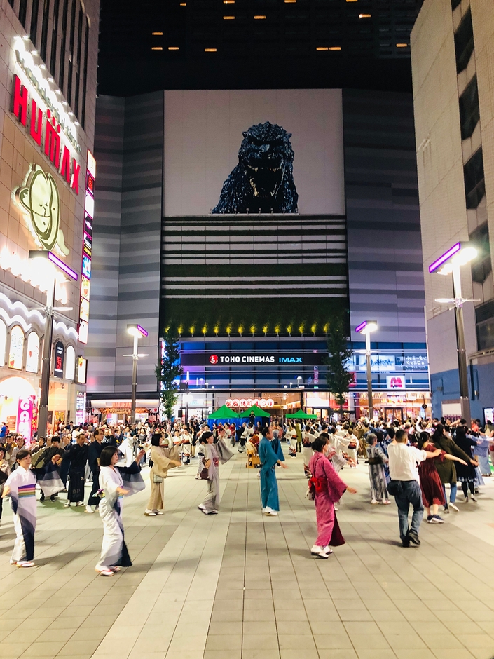 「歌舞伎町まつり盆踊り」(新宿区) 東京の盆踊りが多様性に富むことを実感する繁華街での盆踊り