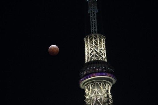 東京スカイツリーと赤銅色の皆既月食(イメージ)