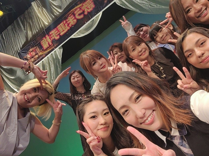 店舗の壁を越え、健闘を称え合う一幕