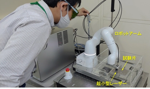 疲労寿命を“その場で”向上する最新の小型レーザーピーニング装置の公開実演