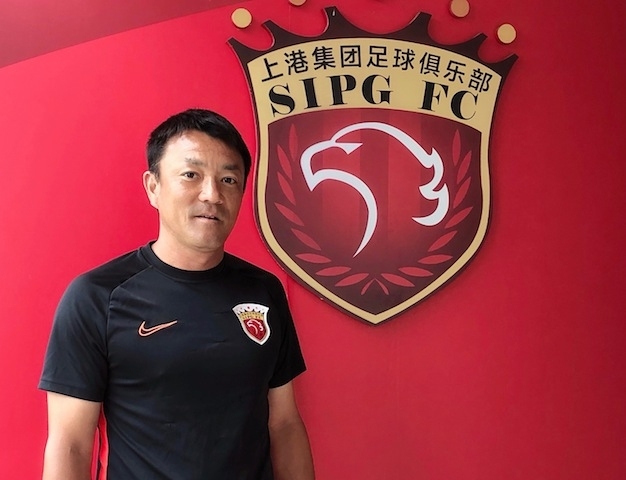 上海上港サッカークラブで指導する清水監督