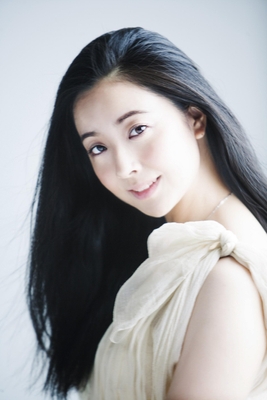 小林沙羅(C)Nippon Columbia