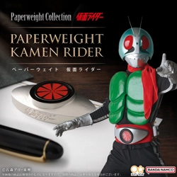 『仮面ライダー』変身ベルト型のペーパーウェイトが登場！ 重厚感溢れる錫合金製＆風車が回転するギミック付き