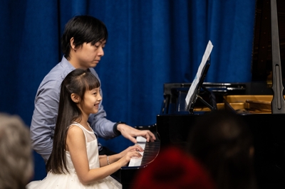 音楽指導をするヴィン・ファム氏(2)