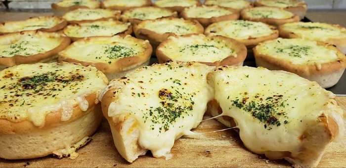 市内20店舗で販売するご当地グルメ「ピザの里」(1)