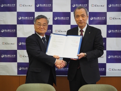 協定書を披露する辻学長(左)と柳澤学長(右)