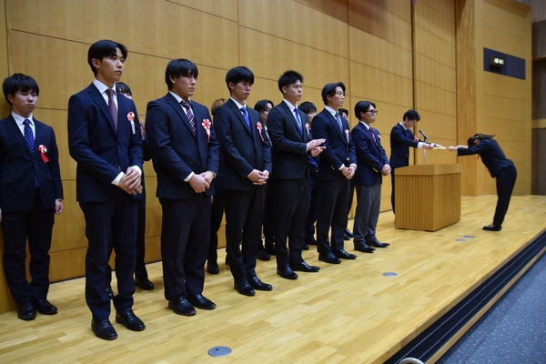 団体賞の表彰を受ける各クラブの代表