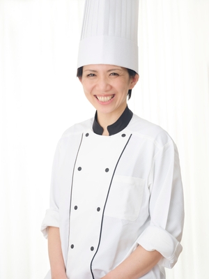 「おかしやシュクエピ」代表の手塚 郁実。パティシエ歴27年、お菓子教室を17年間主宰し、これまでに延べ1万人以上を指導。