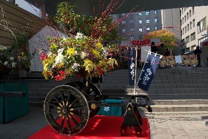 池坊×えびす屋『人力車を花で演出“花車(はなぐるま)巡行”』