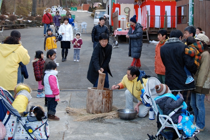 「ドギーパークのお正月」の餅つき大会