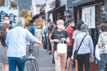 北海道高級食パンを求めて、調布市民が100人の大行列！ オープン後も連日行列し、北海道プレミアム生食パン300本、 「純」北海道メロンパン700個が即完売の大人気