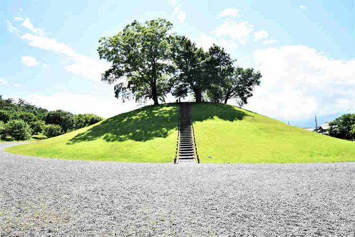 山梨県最大級の古墳もあります。