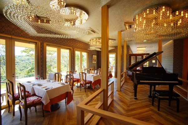 ▲美しいシャンデリアが並ぶ店内