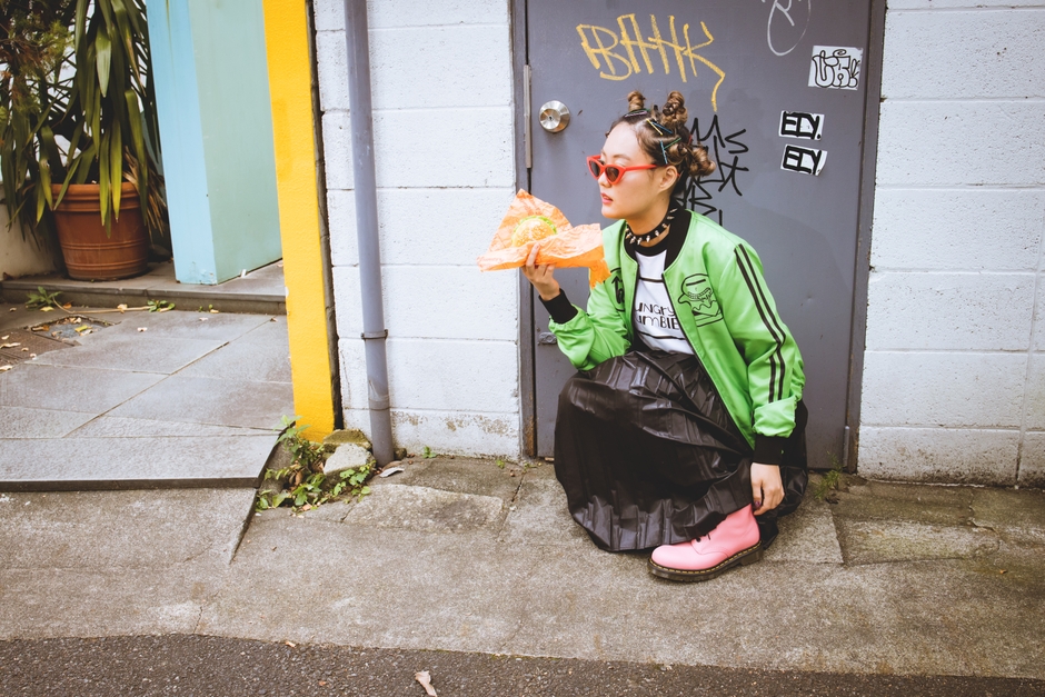 春先にも活躍するGREENのジャージ風デザインジャケット(14,300円 税込)&ロゴリンガーTシャツ(4,400円 税込)