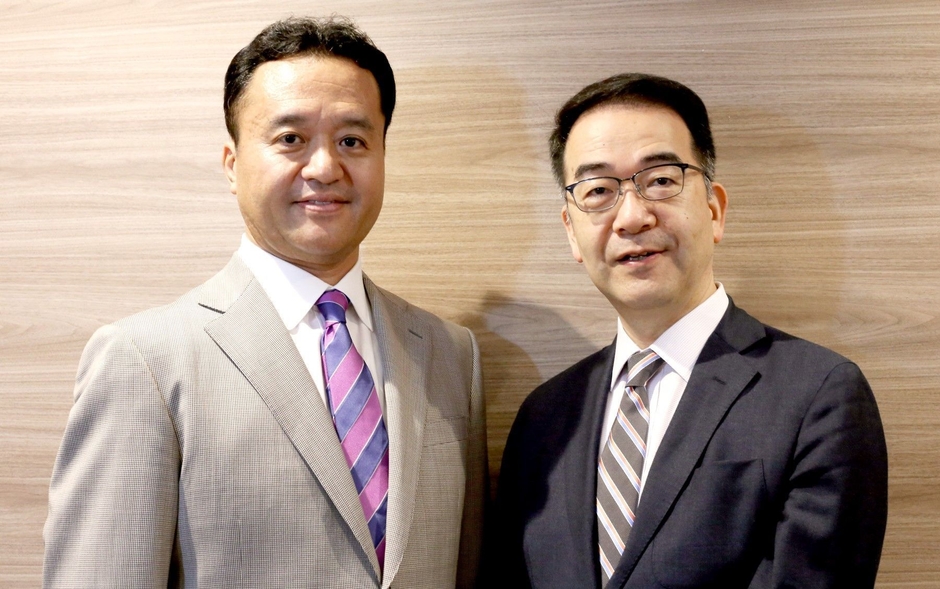 執行役員 CQO 下又 健とCEFR-Jプロジェクト代表 投野教授写真