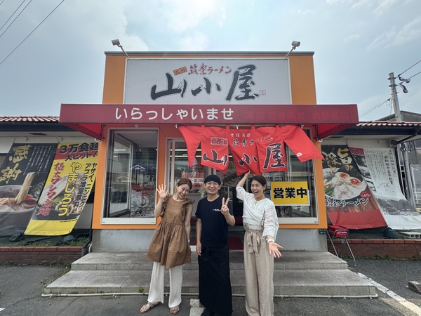 ザ・ピンチーズのお二人（両側）と同店川西オーナー（中央）