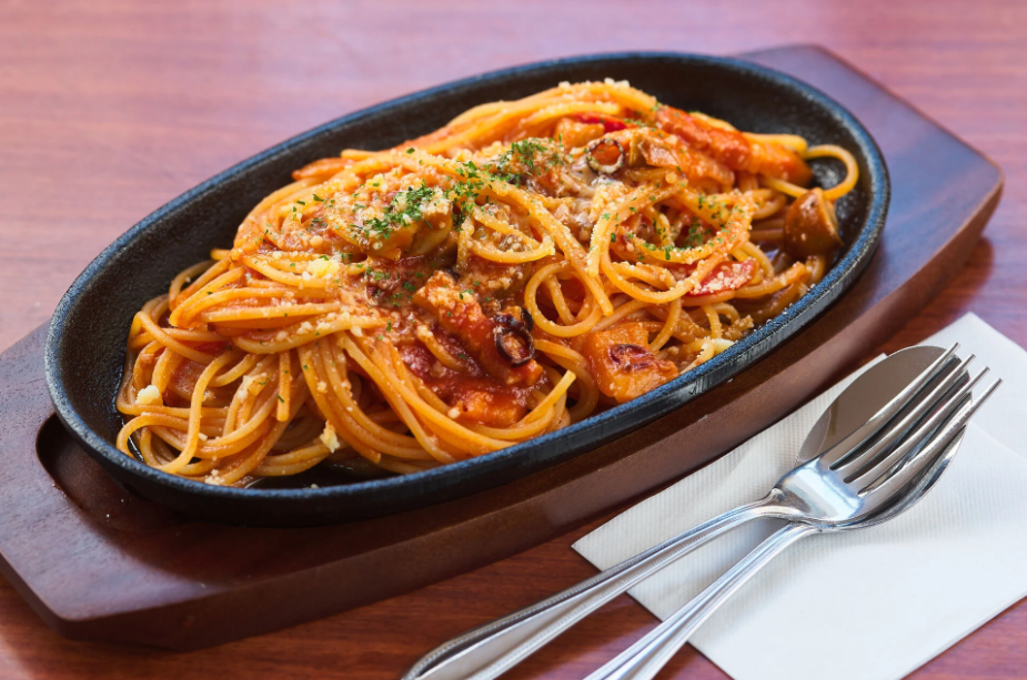 千駄木駅から徒歩1分!ランチのライス&パスタが大盛無料!昔懐かしい洋食が味わえる『ダイニングキッチン Legame』の情報を駅近ドットコムで公開