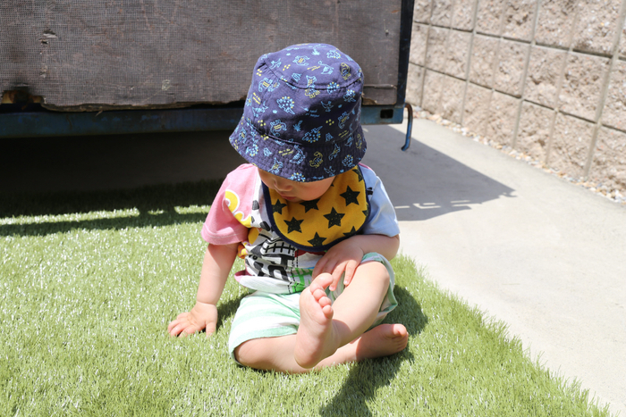  赤ちゃんも芝キングの芝の触り心地にご満悦。知育芝も研究中。 