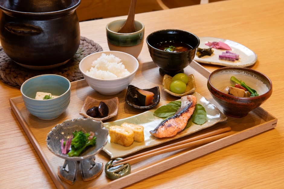 土鍋ご飯と野菜たっぷりの和朝食