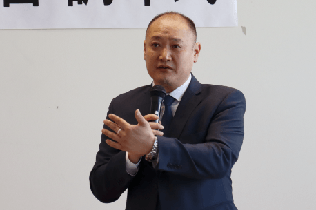 「今回の調印が新たな発展につながることを祈っている」と話すバダムハタン所長