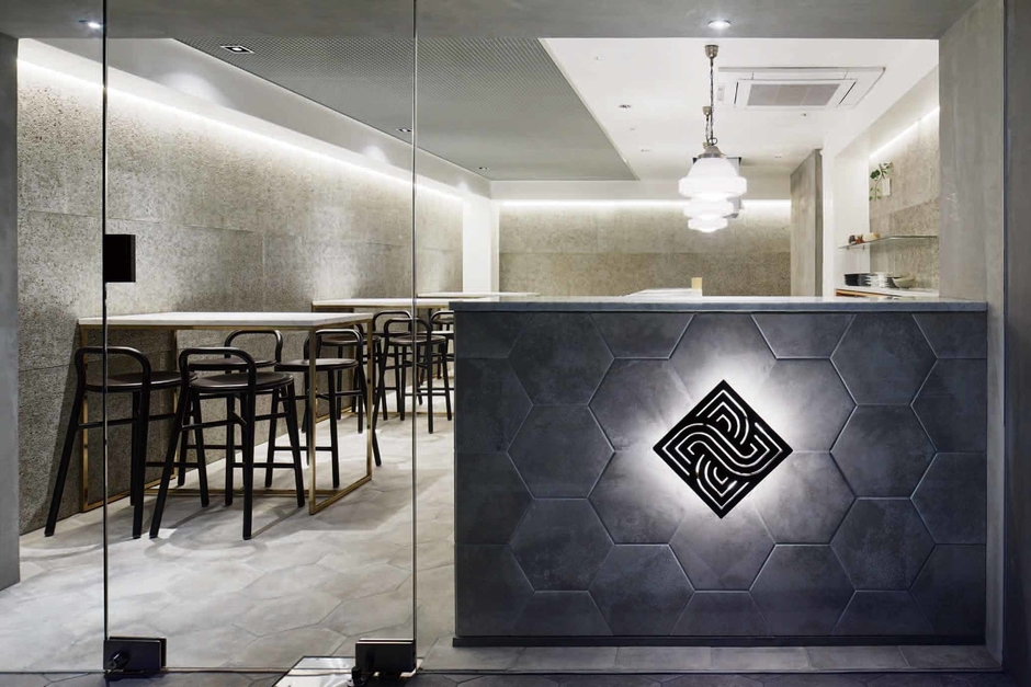 モダンな内装の店内