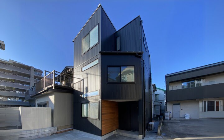 【17坪の敷地を最大活用】「3階建て+ロフト」で実現した都市型二世帯住宅が東京都北区に完成