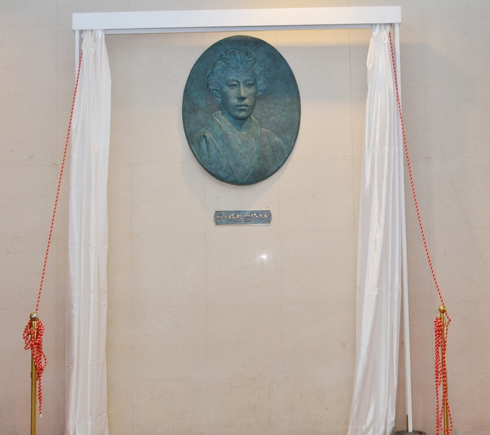 創設者 堀越千代のレリーフ(大学内 東館エントランスに設置)