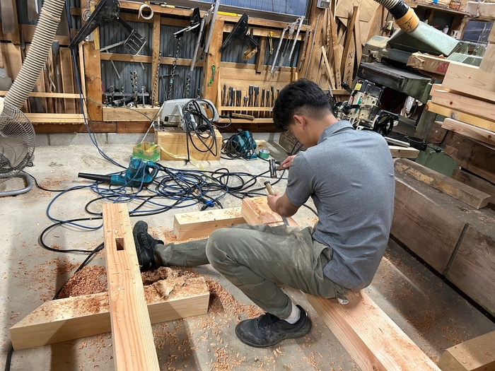 大工がすべて手作業で加工から設置までを行う(1)