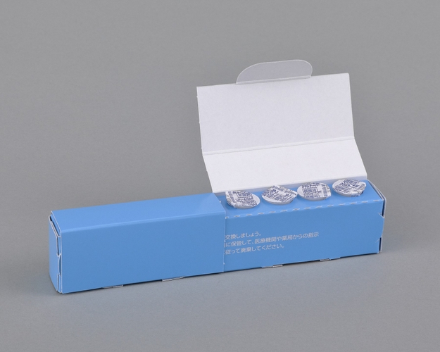 注射針ケース 半分ずつ開閉可能、最大で8個収納できます。