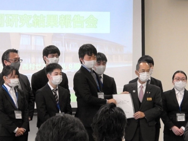 飯島町長へ報告書を提出(2020年度)