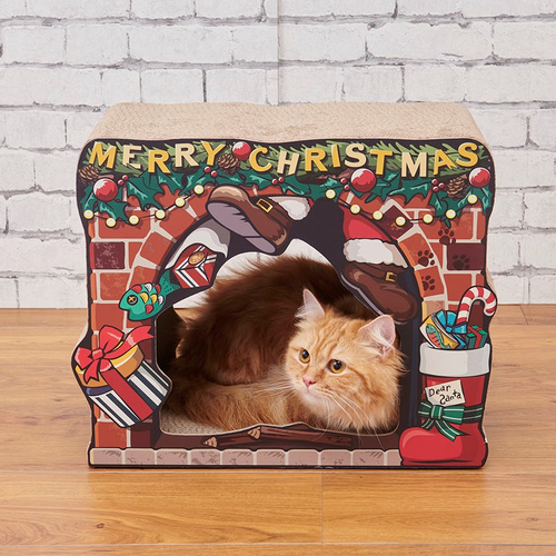 「爪とぎ クリスマスハウス」表面／サンタより先にネコちゃんが暖炉に！？慌てるサンタと一緒にコミカルな写真が撮れます。