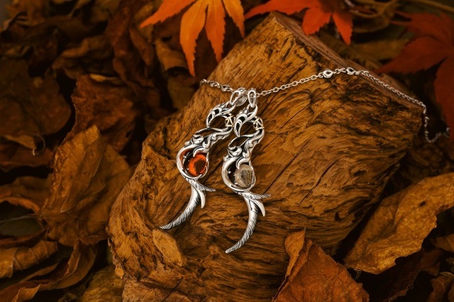 左:火食い鳥ペンダントw/ファイヤーオパール¥110,000(税込) 右:火食い鳥ペンダントw/ゴールデンルチル¥93,500(税込) ※チェーンは別売りです。