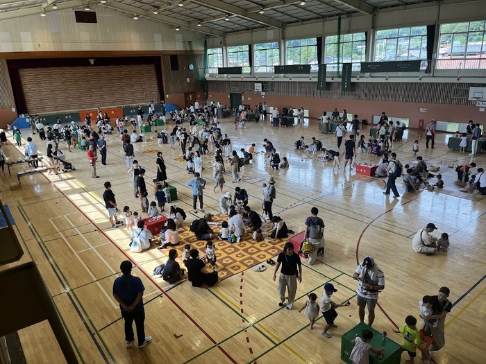 熊毛体育センターで開催。たくさんの親子が参加してくれました。