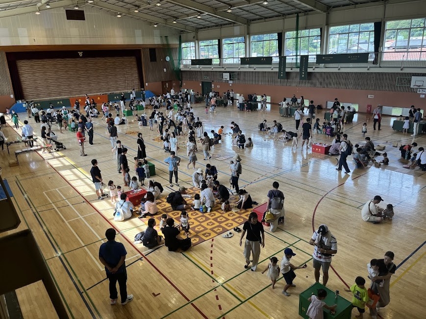 熊毛体育センターで開催。たくさんの親子が参加してくれました。