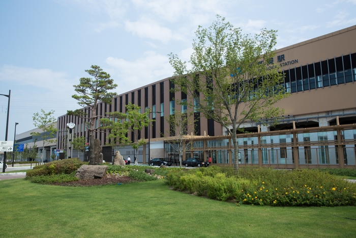 オリジナル堆肥を納めキレイな駅前緑地