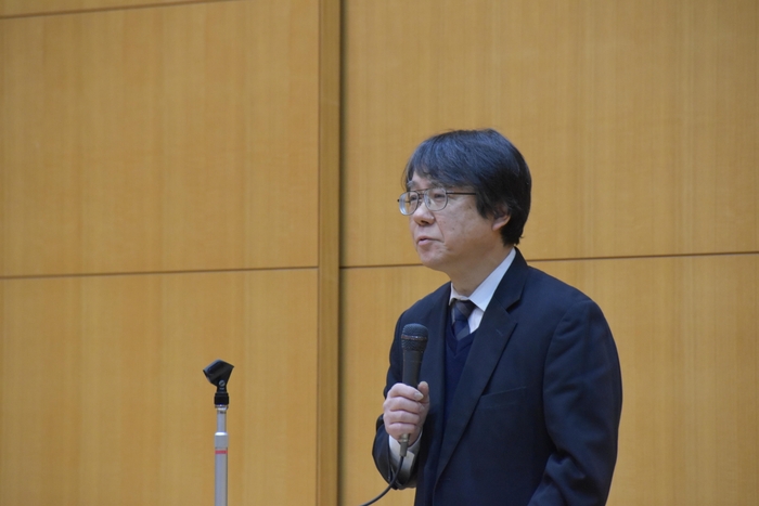 開会の挨拶をする齊藤 理工学部長