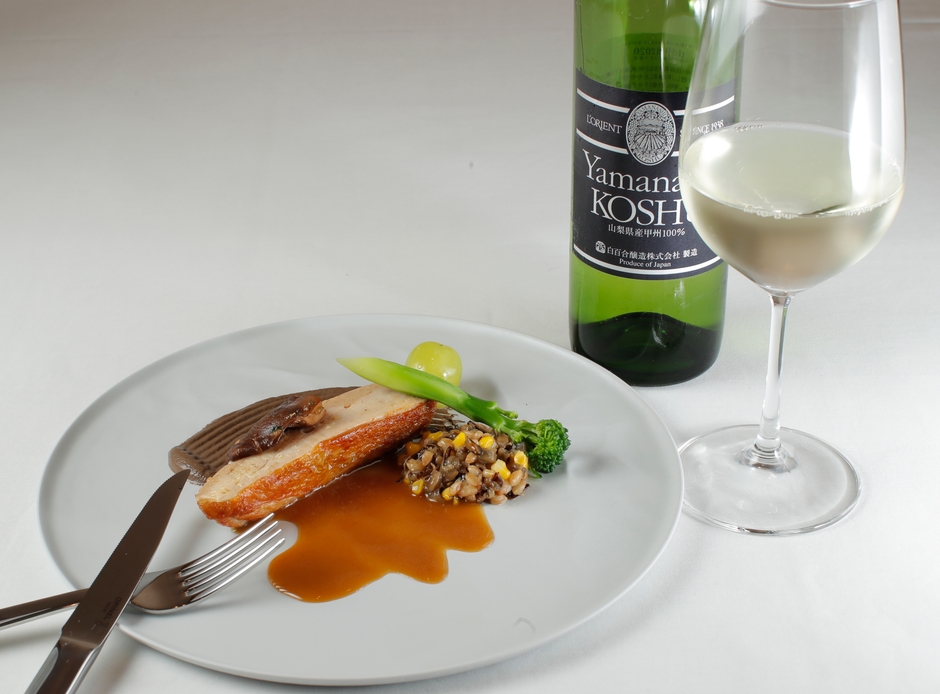 「フランス産パンタードのロティ　茸とファーロ麦添え　ソース ジュ・ド・パンタード」と「山梨甲州 2020年」