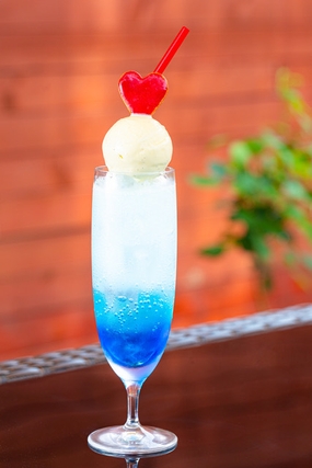 アイスクリームの上には龍宮窟をイメージした可愛い“龍宮クッキー”をトッピング